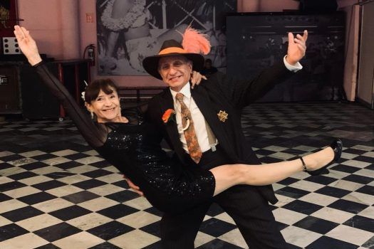 El zapatero que crea al ritmo del mambo