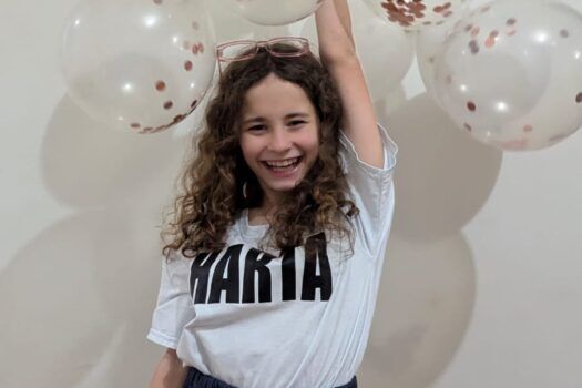 Remeras y bolsos que manifiestan el hartazgo en clave de humor